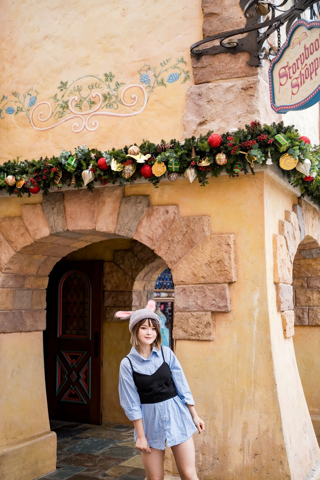 Hong Kong Disneyland Couple Photography Family Photos | Hong Kong Disneyland Photo Shooting