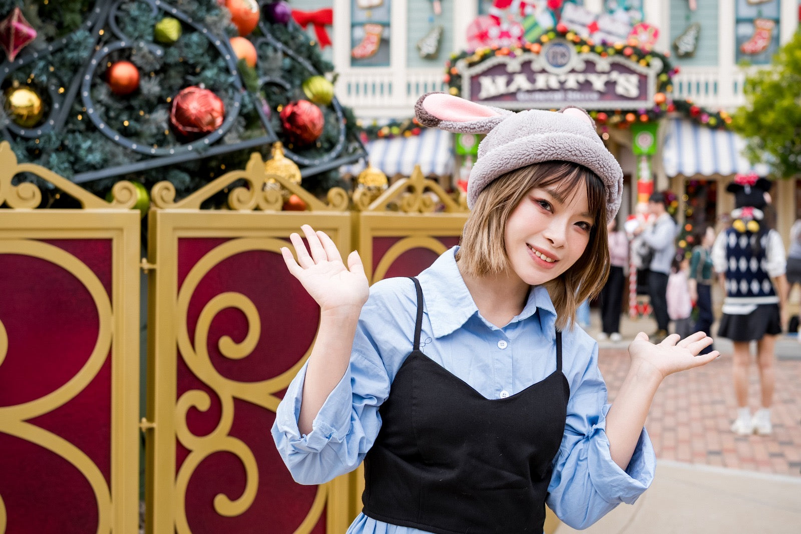 Hong Kong Disneyland Couple Photography Family Photos | Hong Kong Disneyland Photo Shooting