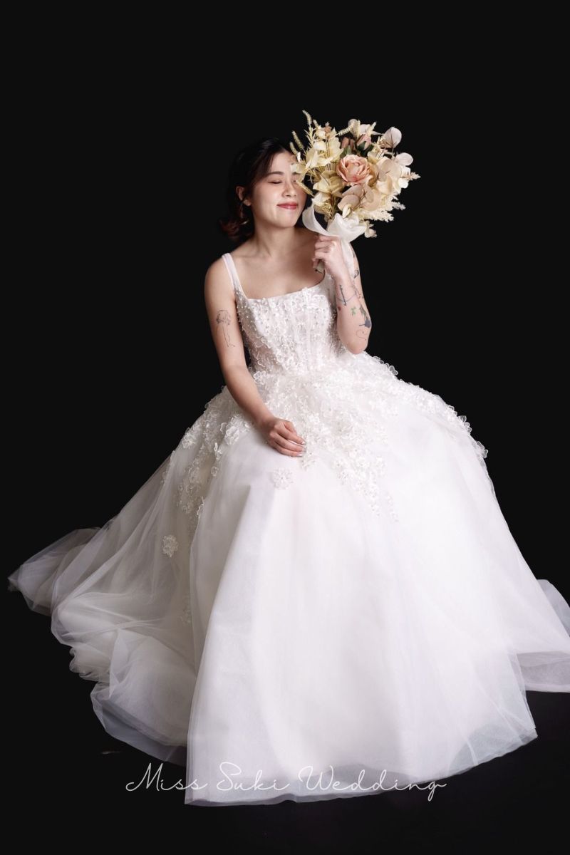 婚禮新娘婚紗，香港婚紗店，婚紗租借，香港婚紗租借，香港婚紗店推薦，新娘婚紗租借，新娘婚紗租借價錢，輕婚紗推薦，輕婚紗價錢，拖尾婚紗，魚尾婚紗，婚紗店推薦，觀塘婚紗店，婚紗禮服租借價錢，媽媽衫，奶奶衫，婚禮服裝，婚紗店推介，新娘晚裝價錢，A line晚裝，晚裝推薦，宴會晚裝推介，新娘婚紗，婚紗攝影，平腳婚紗，婚紗頭紗，婚紗店香港，婚紗租借推薦，婚紗租借推介，婚紗租借費用，婚紗租借推薦香港，組婚紗幾錢，組婚紗香港