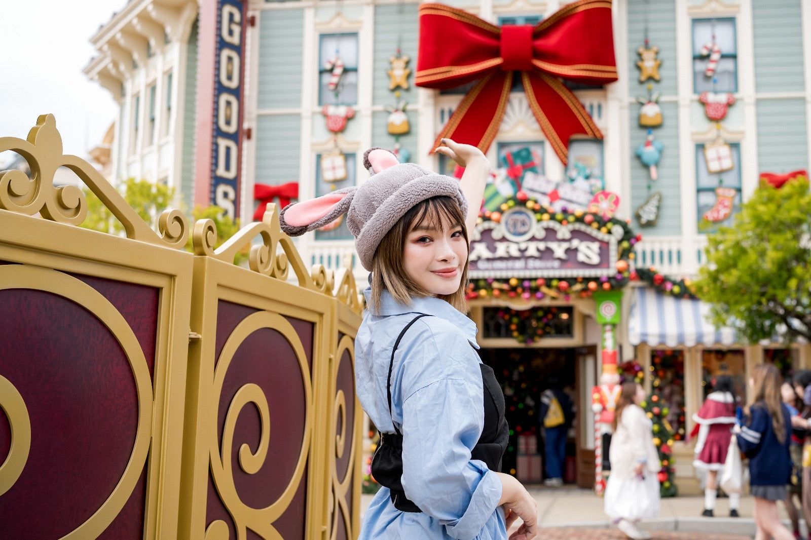 Hong Kong Disneyland Couple Photography Family Photos | Hong Kong Disneyland Photo Shooting