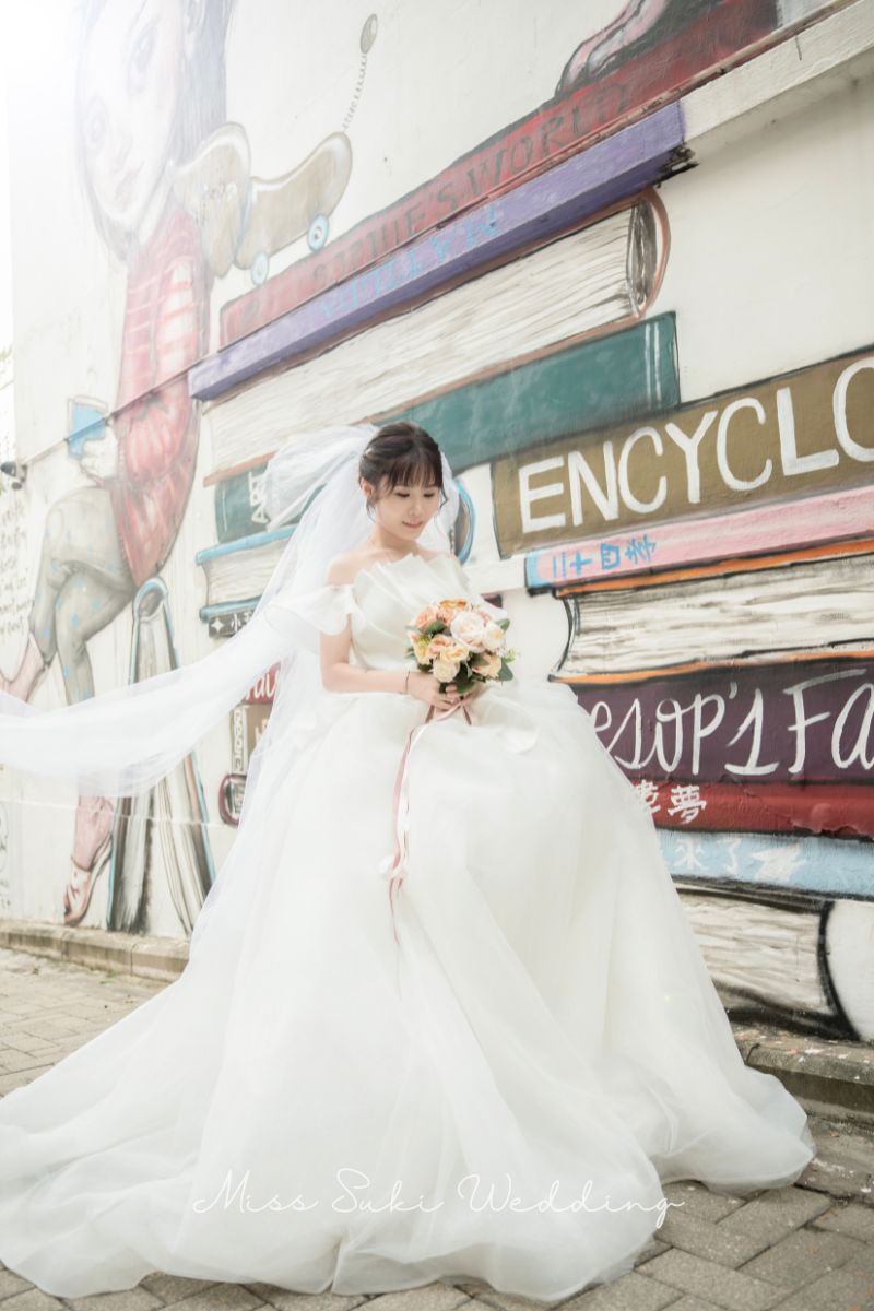 婚禮新娘婚紗，香港婚紗店，婚紗租借，香港婚紗租借，香港婚紗店推薦，新娘婚紗租借，新娘婚紗租借價錢，輕婚紗推薦，輕婚紗價錢，拖尾婚紗，魚尾婚紗，婚紗店推薦，觀塘婚紗店，婚紗禮服租借價錢，媽媽衫，奶奶衫，婚禮服裝，婚紗店推介，新娘晚裝價錢，A line晚裝，晚裝推薦，宴會晚裝推介，新娘婚紗，婚紗攝影，平腳婚紗，婚紗頭紗，婚紗店香港，婚紗租借推薦，婚紗租借推介，婚紗租借費用，婚紗租借推薦香港，組婚紗幾錢，組婚紗香港