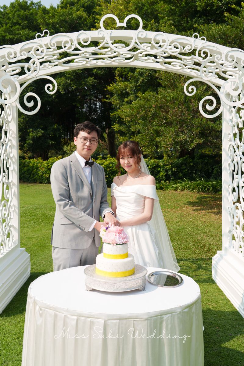 婚禮新娘婚紗，香港婚紗店，婚紗租借，香港婚紗租借，香港婚紗店推薦，新娘婚紗租借，新娘婚紗租借價錢，輕婚紗推薦，輕婚紗價錢，拖尾婚紗，魚尾婚紗，婚紗店推薦，觀塘婚紗店，婚紗禮服租借價錢，媽媽衫，奶奶衫，婚禮服裝，婚紗店推介，新娘晚裝價錢，A line晚裝，晚裝推薦，宴會晚裝推介，新娘婚紗，婚紗攝影，平腳婚紗，婚紗頭紗，婚紗店香港，婚紗租借推薦，婚紗租借推介，婚紗租借費用，婚紗租借推薦香港，組婚紗幾錢，組婚紗香港