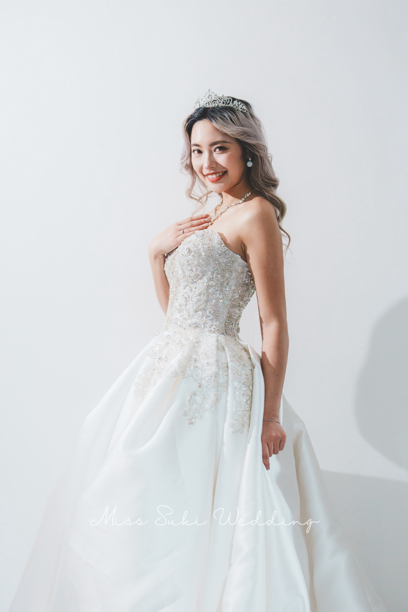 婚禮新娘婚紗，香港婚紗店，婚紗租借，香港婚紗租借，香港婚紗店推薦，新娘婚紗租借，新娘婚紗租借價錢，輕婚紗推薦，輕婚紗價錢，拖尾婚紗，魚尾婚紗，婚紗店推薦，觀塘婚紗店，婚紗禮服租借價錢，媽媽衫，奶奶衫，婚禮服裝，婚紗店推介，新娘晚裝價錢，A line晚裝，晚裝推薦，宴會晚裝推介，新娘婚紗，婚紗攝影，平腳婚紗，婚紗頭紗，婚紗店香港，婚紗租借推薦，婚紗租借推介，婚紗租借費用，婚紗租借推薦香港，組婚紗幾錢，組婚紗香港