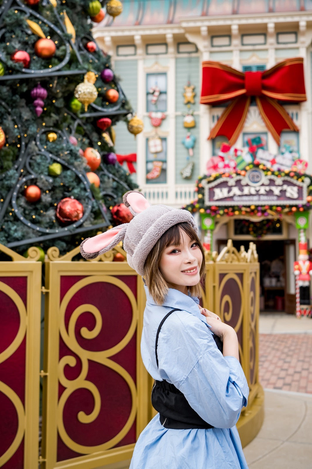 Hong Kong Disneyland Couple Photography Family Photos | Hong Kong Disneyland Photo Shooting