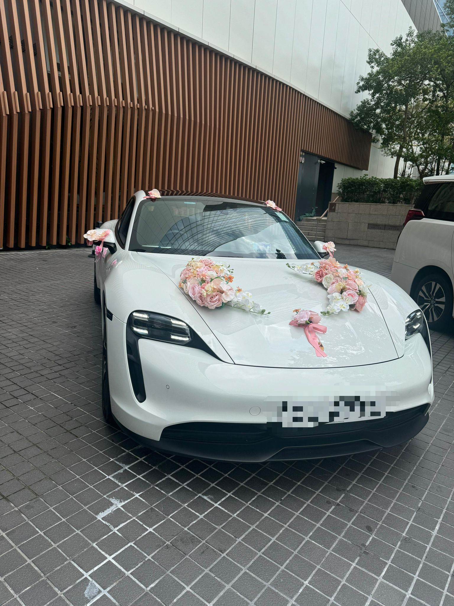 婚禮花車，結婚花車，婚紗展，出門花車，花車，租花車，花車推介，Tesla花車，結婚花車推介，婚禮花車推介，出門花車推介，28座花車，65座花車，新娘化妝，註冊花車，花車租借，花車 Prewedding，Prewedding 租車，Porsche Taycan ，七人車Prewedding 租車