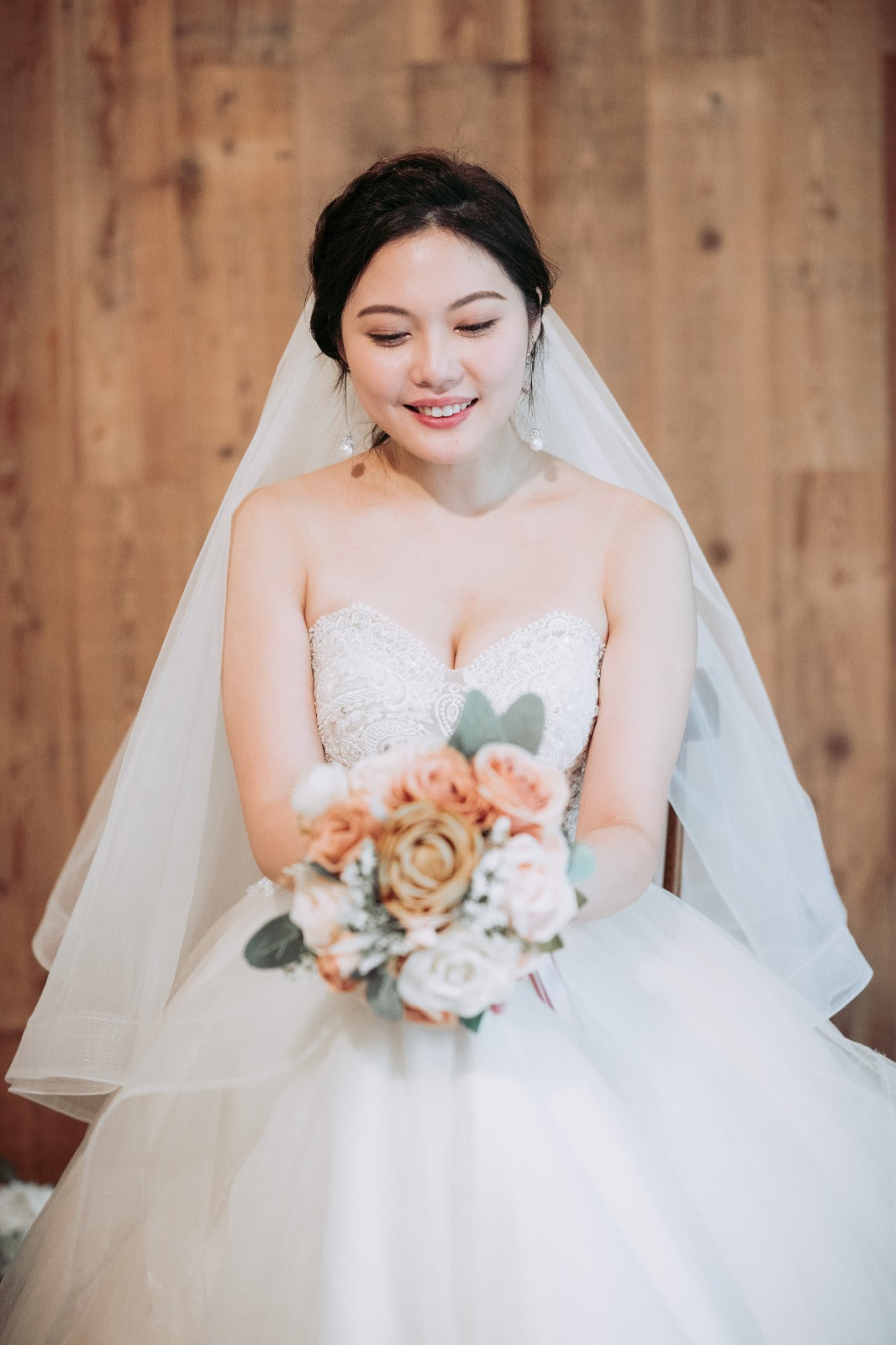 婚禮新娘婚紗，香港婚紗店，婚紗租借，香港婚紗租借，香港婚紗店推薦，新娘婚紗租借，新娘婚紗租借價錢，輕婚紗推薦，輕婚紗價錢，拖尾婚紗，魚尾婚紗，婚紗店推薦，觀塘婚紗店，婚紗禮服租借價錢，媽媽衫，奶奶衫，婚禮服裝，婚紗店推介，新娘晚裝價錢，A line晚裝，晚裝推薦，宴會晚裝推介，新娘婚紗，婚紗攝影，平腳婚紗，婚紗頭紗，婚紗店香港，婚紗租借推薦，婚紗租借推介，婚紗租借費用，婚紗租借推薦香港，組婚紗幾錢，組婚紗香港
