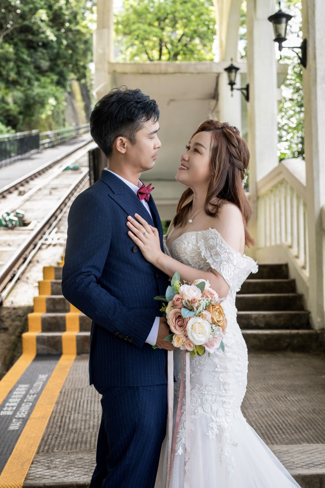 婚禮新娘婚紗，香港婚紗店，婚紗租借，香港婚紗租借，香港婚紗店推薦，新娘婚紗租借，新娘婚紗租借價錢，輕婚紗推薦，輕婚紗價錢，拖尾婚紗，魚尾婚紗，婚紗店推薦，觀塘婚紗店，婚紗禮服租借價錢，媽媽衫，奶奶衫，婚禮服裝，婚紗店推介，新娘晚裝價錢，A line晚裝，晚裝推薦，宴會晚裝推介，新娘婚紗，婚紗攝影，平腳婚紗，婚紗頭紗，婚紗店香港，婚紗租借推薦，婚紗租借推介，婚紗租借費用，婚紗租借推薦香港，組婚紗幾錢，組婚紗香港