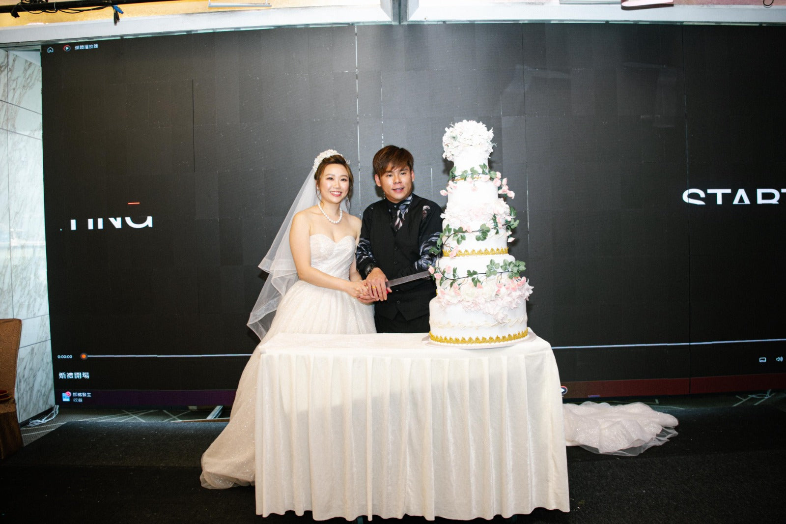 婚禮新娘婚紗，香港婚紗店，婚紗租借，香港婚紗租借，香港婚紗店推薦，新娘婚紗租借，新娘婚紗租借價錢，輕婚紗推薦，輕婚紗價錢，拖尾婚紗，魚尾婚紗，婚紗店推薦，觀塘婚紗店，婚紗禮服租借價錢，媽媽衫，奶奶衫，婚禮服裝，婚紗店推介，新娘晚裝價錢，A line晚裝，晚裝推薦，宴會晚裝推介，新娘婚紗，婚紗攝影，平腳婚紗，婚紗頭紗，婚紗店香港，婚紗租借推薦，婚紗租借推介，婚紗租借費用，婚紗租借推薦香港，組婚紗幾錢，組婚紗香港