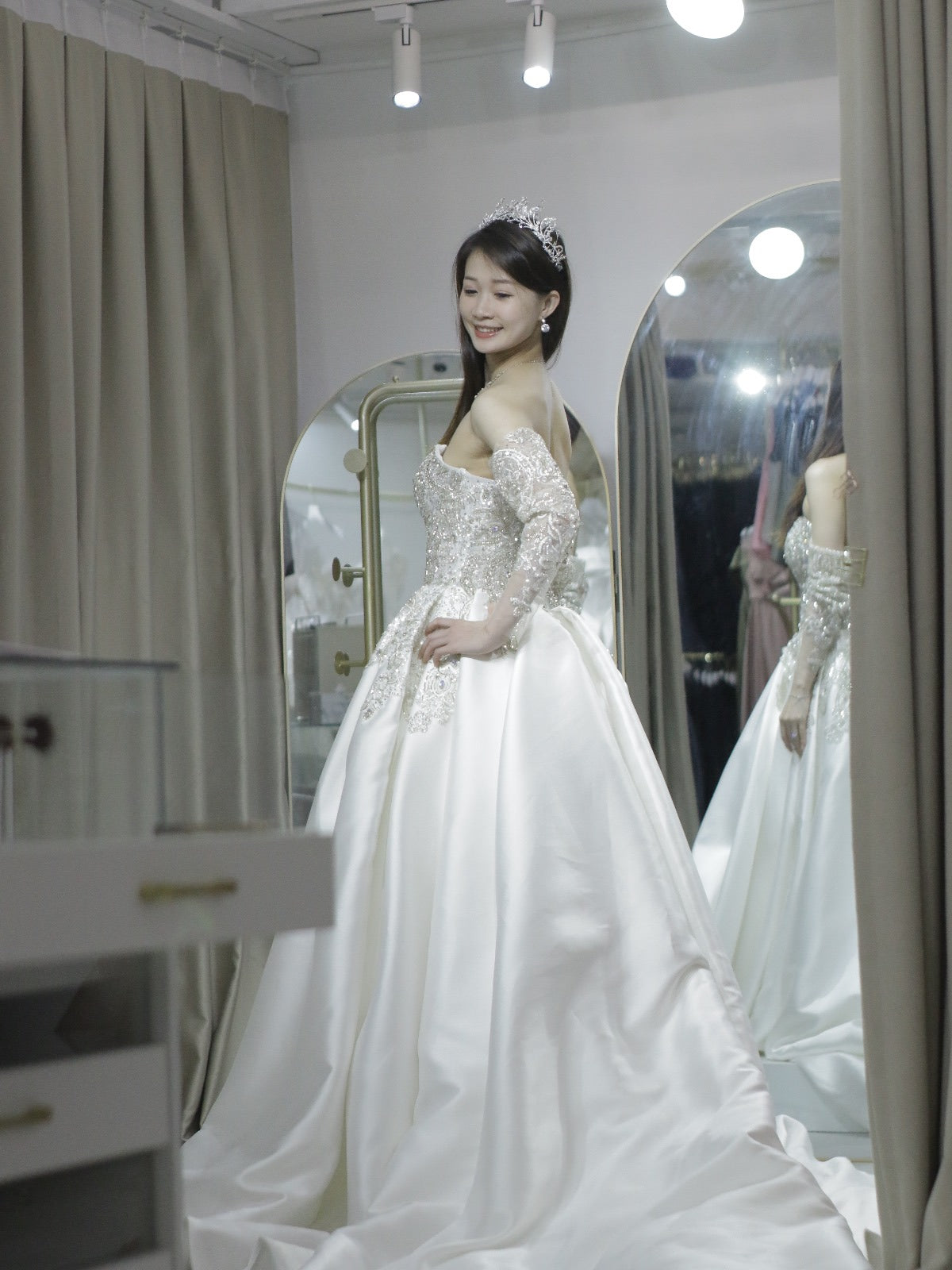 婚禮新娘婚紗，香港婚紗店，婚紗租借，香港婚紗租借，香港婚紗店推薦，新娘婚紗租借，新娘婚紗租借價錢，輕婚紗推薦，輕婚紗價錢，拖尾婚紗，魚尾婚紗，婚紗店推薦，觀塘婚紗店，婚紗禮服租借價錢，媽媽衫，奶奶衫，婚禮服裝，婚紗店推介，新娘晚裝價錢，A line晚裝，晚裝推薦，宴會晚裝推介，新娘婚紗，婚紗攝影，平腳婚紗，婚紗頭紗，婚紗店香港，婚紗租借推薦，婚紗租借推介，婚紗租借費用，婚紗租借推薦香港，組婚紗幾錢，組婚紗香港