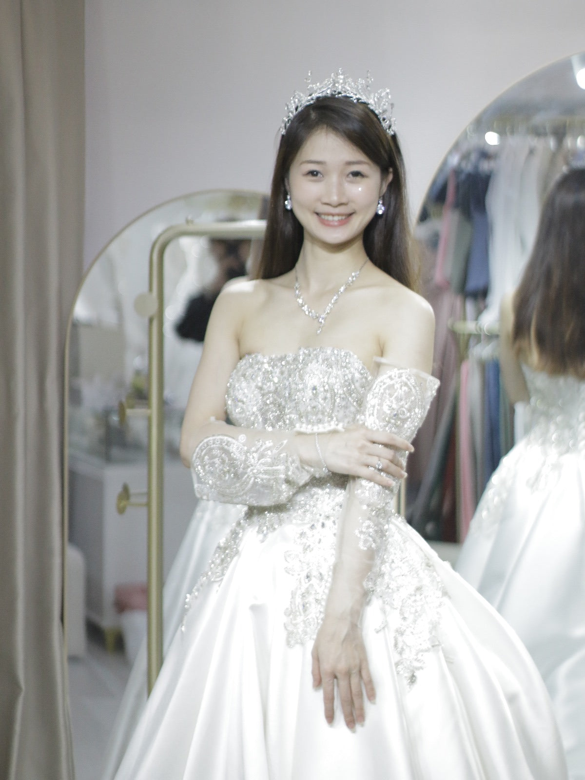 婚禮新娘婚紗，香港婚紗店，婚紗租借，香港婚紗租借，香港婚紗店推薦，新娘婚紗租借，新娘婚紗租借價錢，輕婚紗推薦，輕婚紗價錢，拖尾婚紗，魚尾婚紗，婚紗店推薦，觀塘婚紗店，婚紗禮服租借價錢，媽媽衫，奶奶衫，婚禮服裝，婚紗店推介，新娘晚裝價錢，A line晚裝，晚裝推薦，宴會晚裝推介，新娘婚紗，婚紗攝影，平腳婚紗，婚紗頭紗，婚紗店香港，婚紗租借推薦，婚紗租借推介，婚紗租借費用，婚紗租借推薦香港，組婚紗幾錢，組婚紗香港