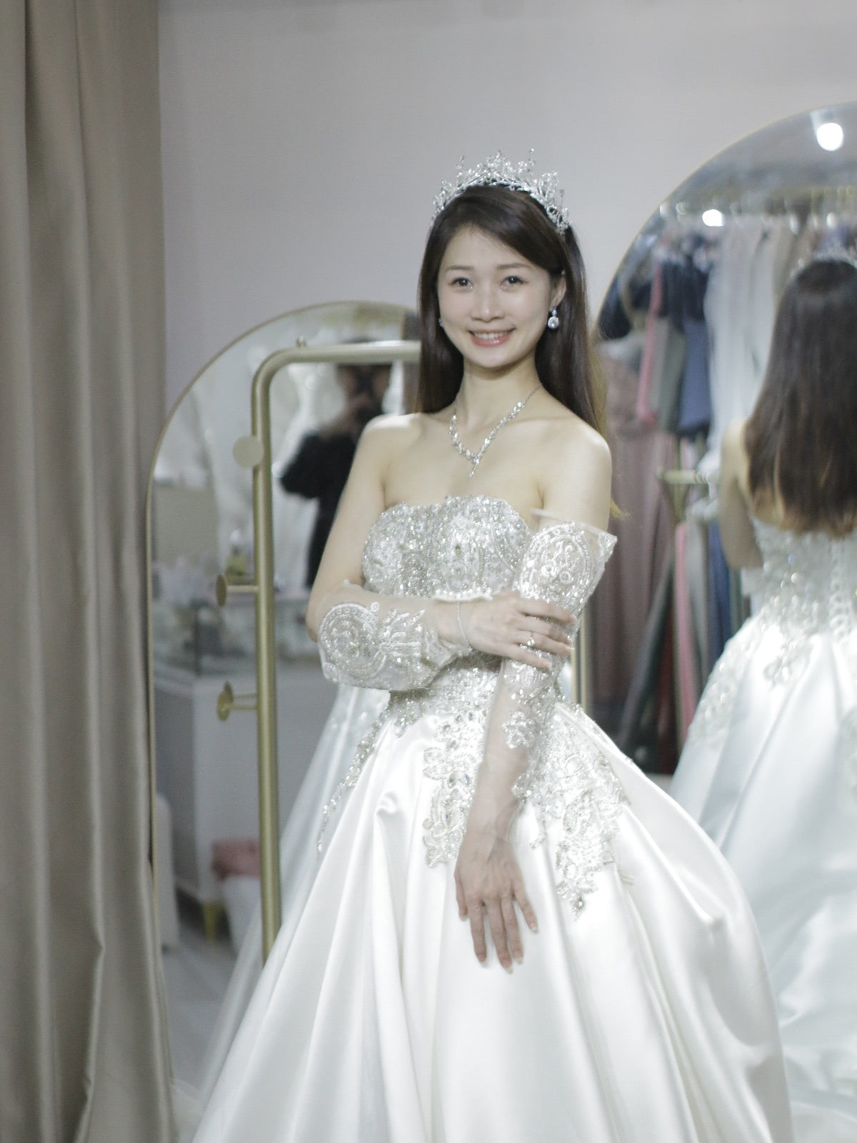 婚禮新娘婚紗，香港婚紗店，婚紗租借，香港婚紗租借，香港婚紗店推薦，新娘婚紗租借，新娘婚紗租借價錢，輕婚紗推薦，輕婚紗價錢，拖尾婚紗，魚尾婚紗，婚紗店推薦，觀塘婚紗店，婚紗禮服租借價錢，媽媽衫，奶奶衫，婚禮服裝，婚紗店推介，新娘晚裝價錢，A line晚裝，晚裝推薦，宴會晚裝推介，新娘婚紗，婚紗攝影，平腳婚紗，婚紗頭紗，婚紗店香港，婚紗租借推薦，婚紗租借推介，婚紗租借費用，婚紗租借推薦香港，組婚紗幾錢，組婚紗香港